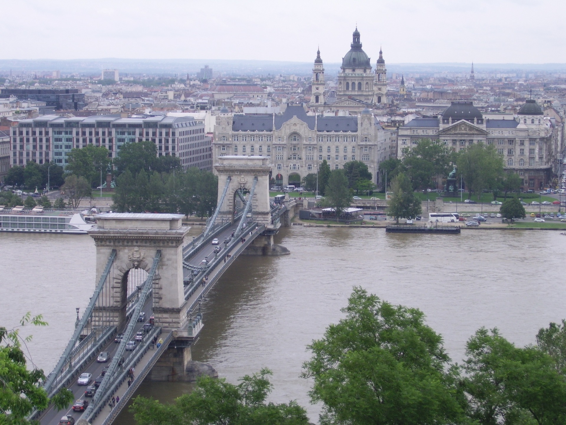 Ponte Széchenyi Lánchíd sobre o Rio Danúbio. Ao fundo vê-se a Basílica de Santo Estêvão, Budapeste, Hungria.